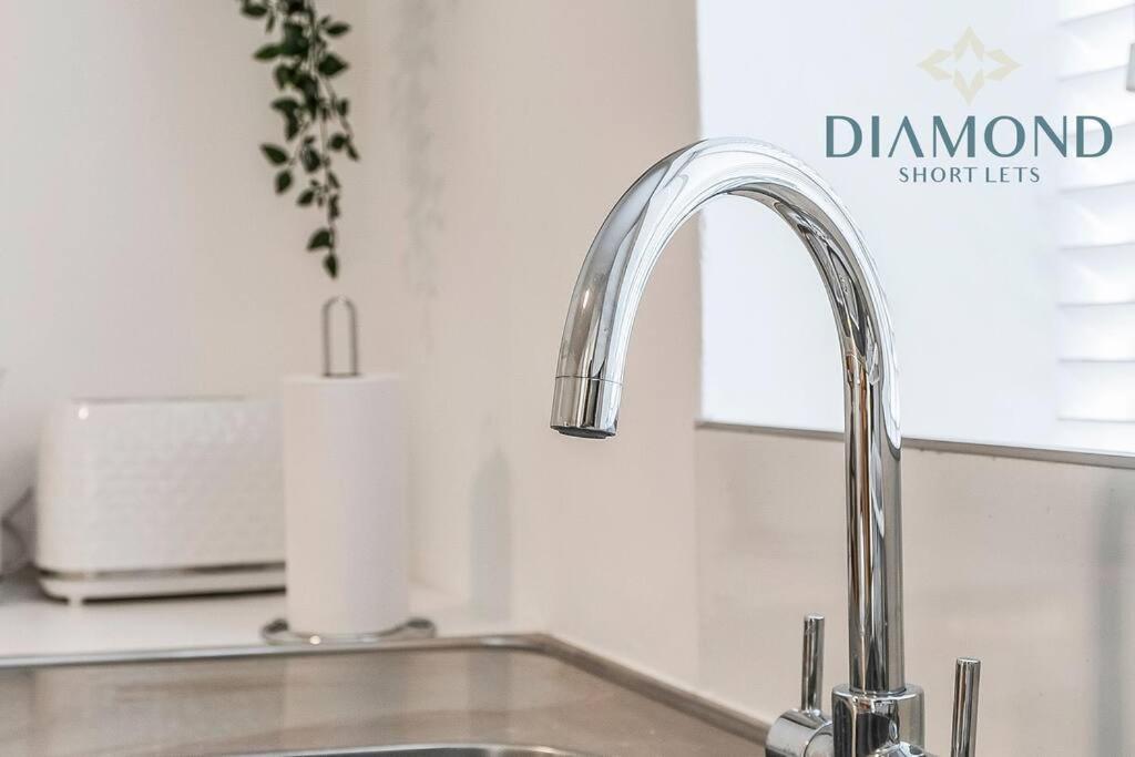 Foundry - 2 Bedrooms, Fully Equipped, Free Parking, Wifi, Favourite For Contractors, Long Welcome, Food, Bars, Shops By Diamond Short Lets Dunfermline