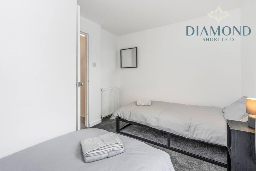 Foundry - 2 Bedrooms, Fully Equipped, Free Parking, Wifi, Favourite For Contractors, Long Welcome, Food, Bars, Shops By Diamond Short Lets *