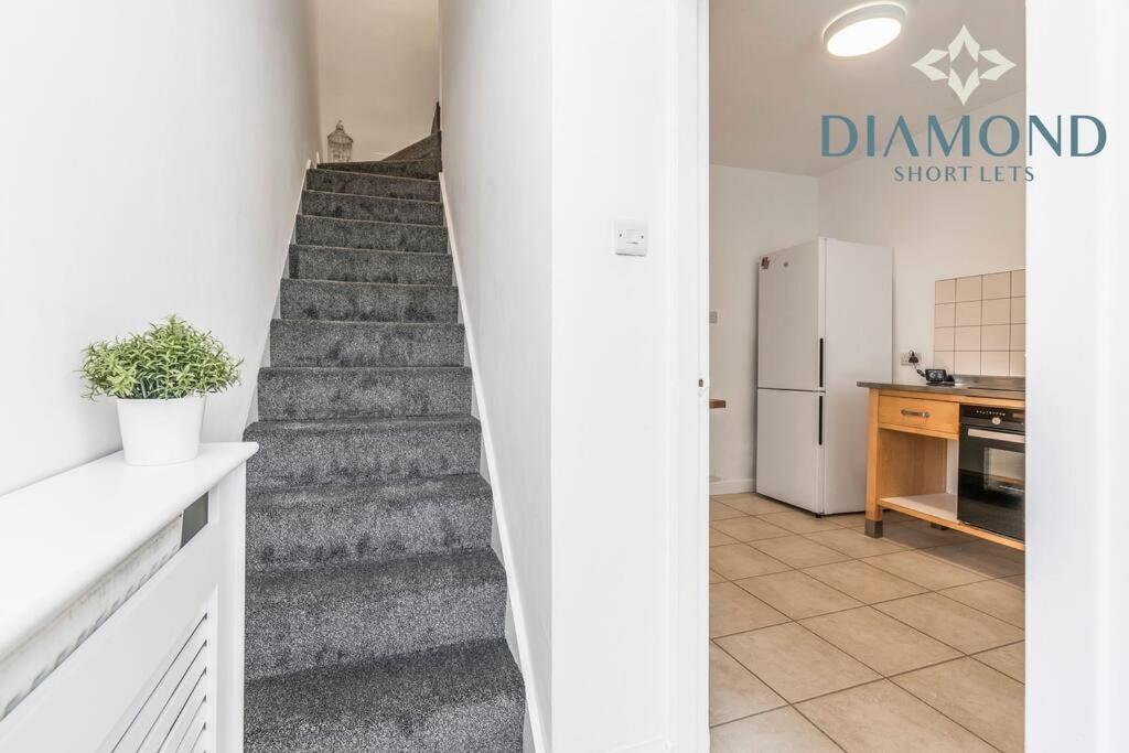 Foundry - 2 Bedrooms, Fully Equipped, Free Parking, Wifi, Favourite For Contractors, Long Welcome, Food, Bars, Shops By Diamond Short Lets Dunfermline